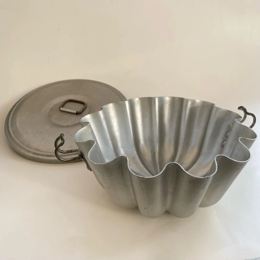 Vintage Mirro Jello Mold with Locking Lid Domed Fluted Pudding